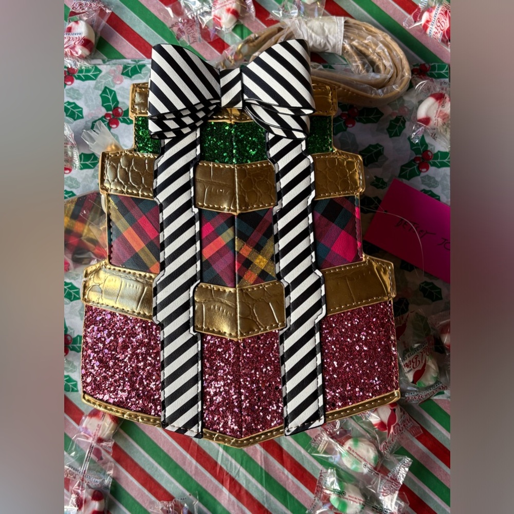 🎄🎁🎄 BETSEY JOHNSON  KITSCH STACK OF GIFTS CROSSBODY BAG 🎄🎁🎄 NWT🎄🎁🎄 - Picture 7 of 16